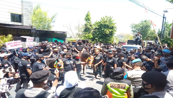 Bakal pasangan calon independen Bagyo Wahyono dan FX Supardjo (Bajo) mendaftar KPU Solo, Jawa Tengah, Minggu (6/9). (MP/Ismail)