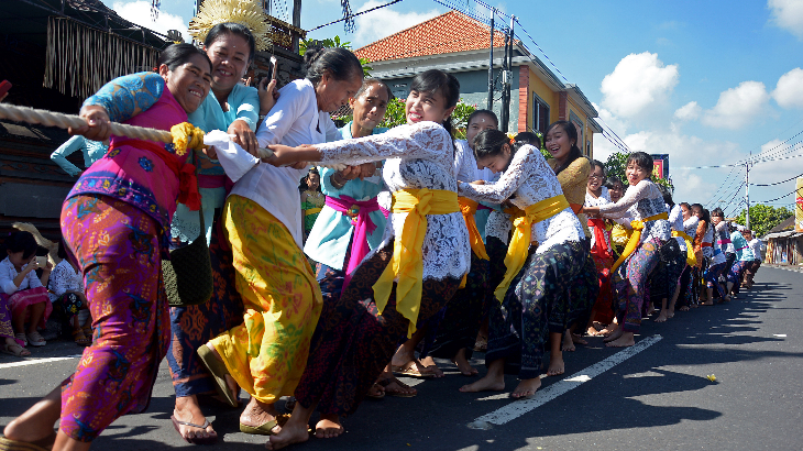 Sejumlah ibu-ibu menarik tali dalam rangkaian Tradisi Mbed-Mbedan di Pura Puseh Desa Adat Semate. (ANTARA FOTO/Wira Suryantala)