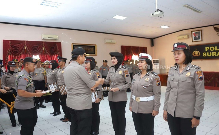  Kapolda Jateng Berikan Penghargaan untuk Anggota Polresta Surakarta Korban Pelemparan Batu