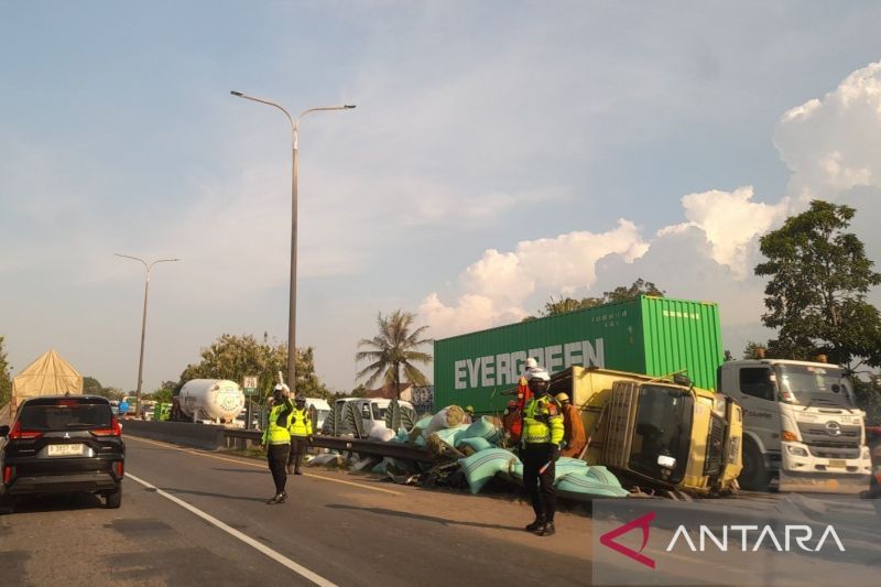 Jalur Merak Macet Imbas Kecekaan Truk Gas Pertamina dan Truk Pengangkut Gabah