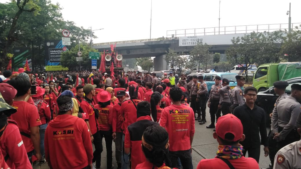 Ribuan peserta aksi massa Gerakan Buruh Bersama Rakyat (GEBRAK) yang akan bergerak menuju depan Gedung MPR/DPR RI untuk melaksanakan unjuk rasa menolak revisi UU Ketenagakerjaan dihadang oleh kepolisian dan TNI. Foto: MP/Ponco