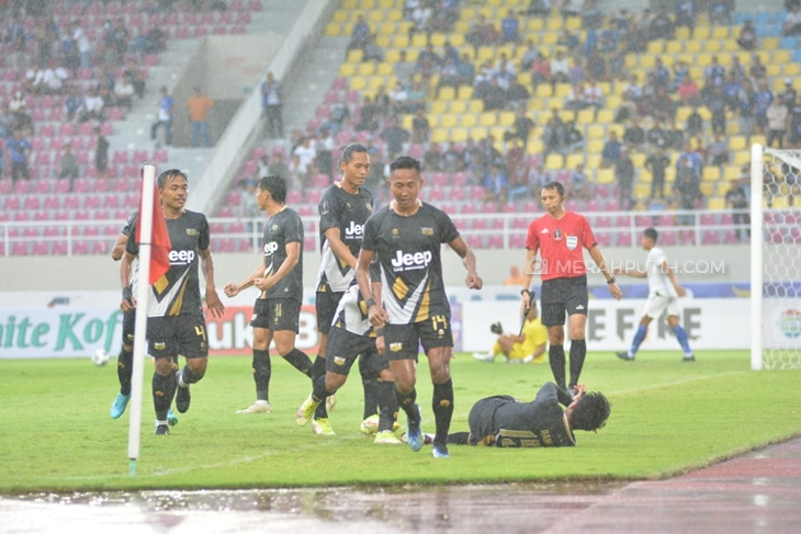 Pemain Dewa United merayakan gol Rangga Muslim saat membobol gawang PSIS Semarang di Piala Presiden di Stadion Manhan Solo, Jumat (17/6). (MP/Ismail)