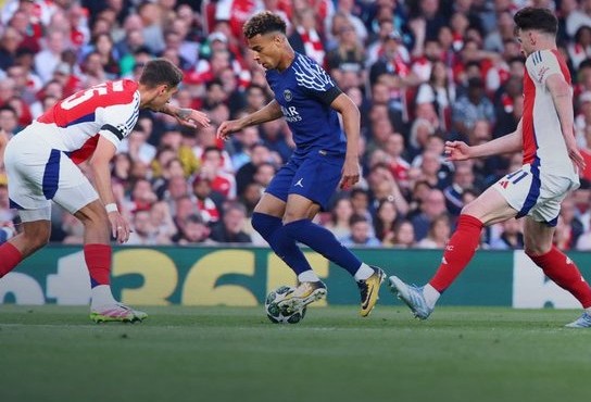 Nilai PSG Jauh Lebih Baik, Wayne Rooney Singgung Suporter Arsenal