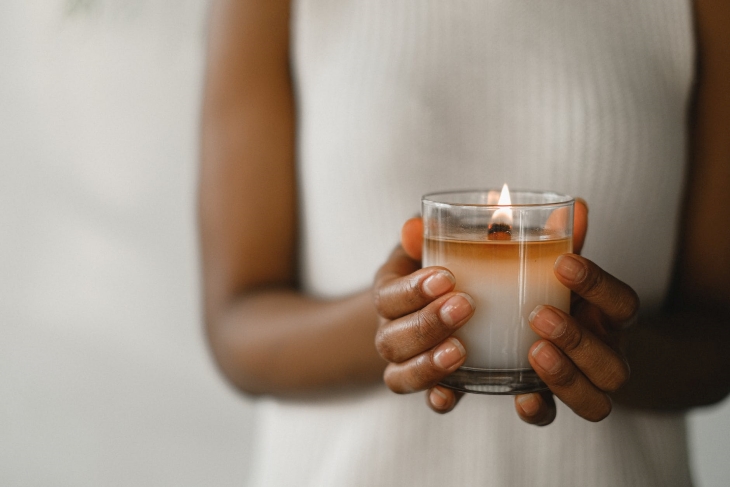 Gunakan tempat berbahan kaca atau logam anti panas. (Foto: pexels/Anna Shvets)