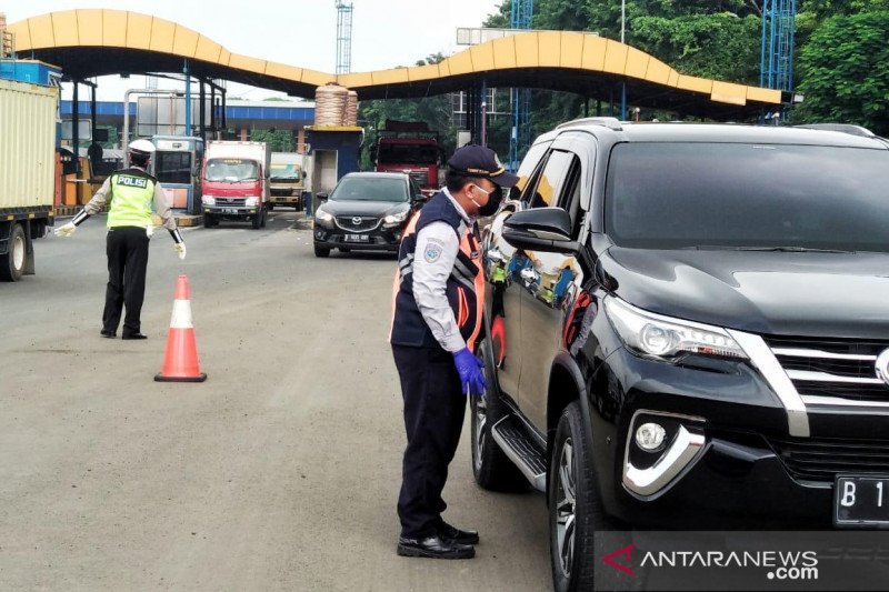 Petugas gabungan pemerintah Jakarta Utara, TNI dan Polri memantau penerapan PSBB di Jakarta Utara, Senin (13/4/2020). (ANTARA/Humas Pemkot Jakarta Utara)