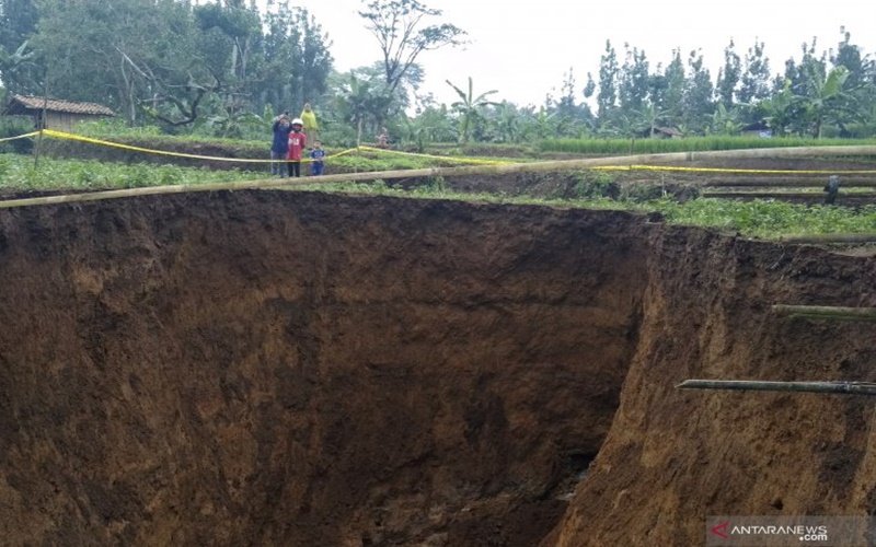 Lubang Raksasa di Sukabumi Diduga Akibat Ada Sungai Bawah Tanah