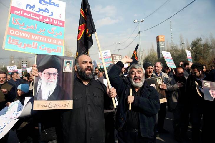 Demonstran berseru saat memprotes pembunuhan Mayor Jenderal Iran Qassem Soleimani, kapal Pasukan elit Quds, dan komandan millisi Irak Abu Mahdi al-Muhandis yang tewas dalam serangan udara di bandara Baghdad, di Teheran, Iran, Jumat (3/1/2020). (VIA REUTERS/WANA NEWS AGENCY)