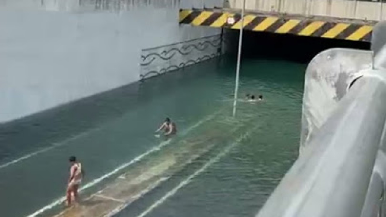 Underpass MM2100 Cikarang Terendam Banjir Jernih, Jadi 'Kolam Renang' Dadakan Anak-Anak