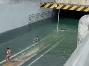 Underpass MM2100 Cikarang Terendam Banjir Jernih, Jadi 'Kolam Renang' Dadakan Anak-Anak