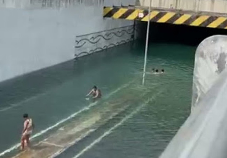 Underpass MM2100 Cikarang Terendam Banjir Jernih, Jadi 'Kolam Renang' Dadakan Anak-Anak