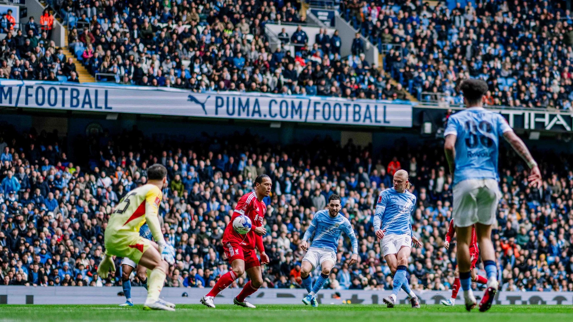 Dipermalukan Manchester City 4-0, Fans Liverpool Tinggalkan Etihad sebelum Laga Berakhir