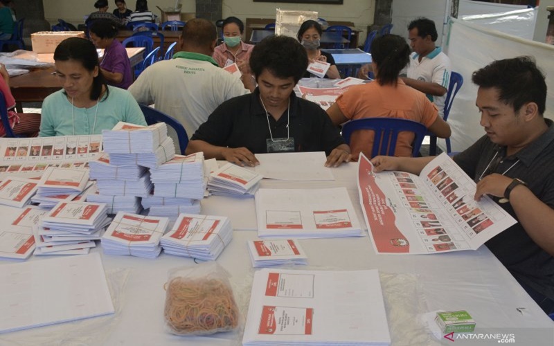 Petugas KPPS merapikan surat suara