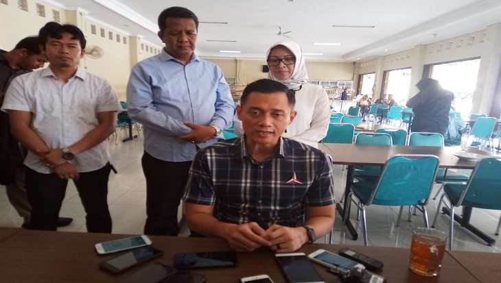 Ketua Dewan Pimpinan Cabang (DPC) Partai Demokrat Solo (tengah dari belakang) menemani Ketua Kogasma Demokrat Agus Harimurti Yudhoyono saat berkunjung di Kabupaten Karanganyar, Jawa Tengah, Senin (8/4). (MP/Ismail)