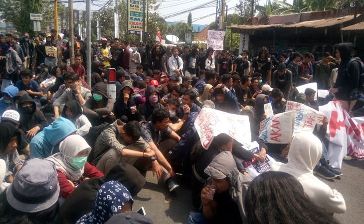   Ribuan Massa Membludak di Jalan Colombo, Berbagai Seruan Tuntutan Menyeruak
