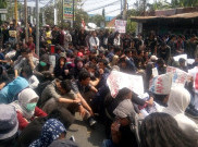   Ribuan Massa Membludak di Jalan Colombo, Berbagai Seruan Tuntutan Menyeruak