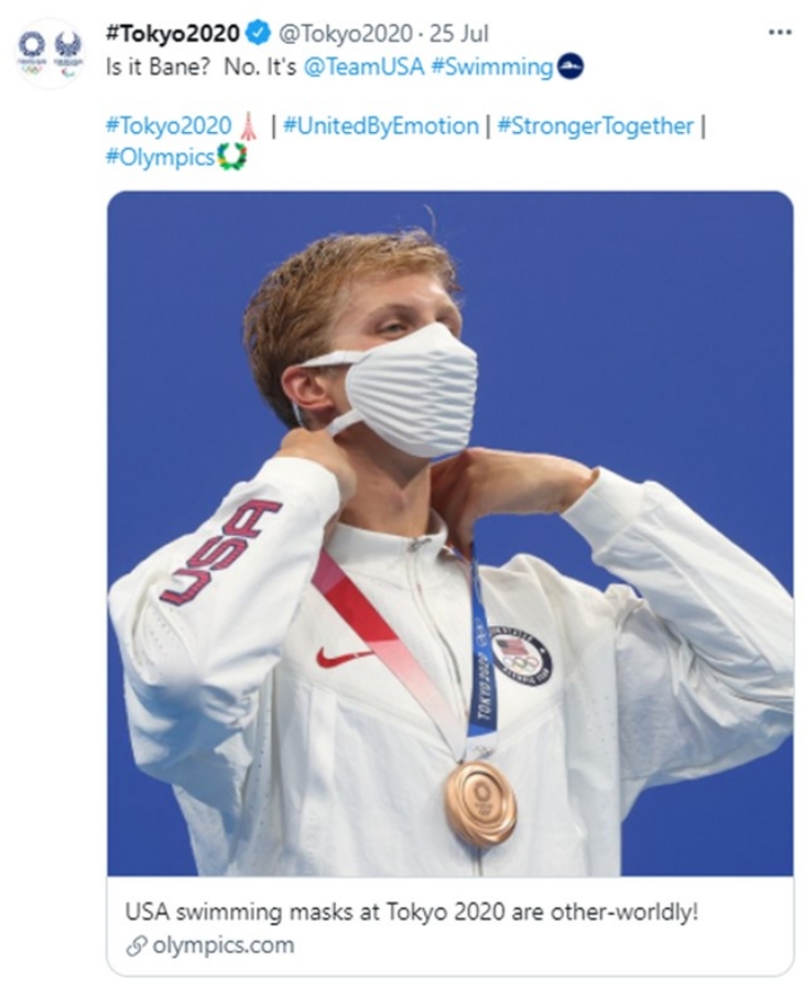 Penggemar olahraga tertarik dengan masker 'Bane' adalah saat kontingen Amerika naik podium. (Foto: Twitter/@Tokyo2020)