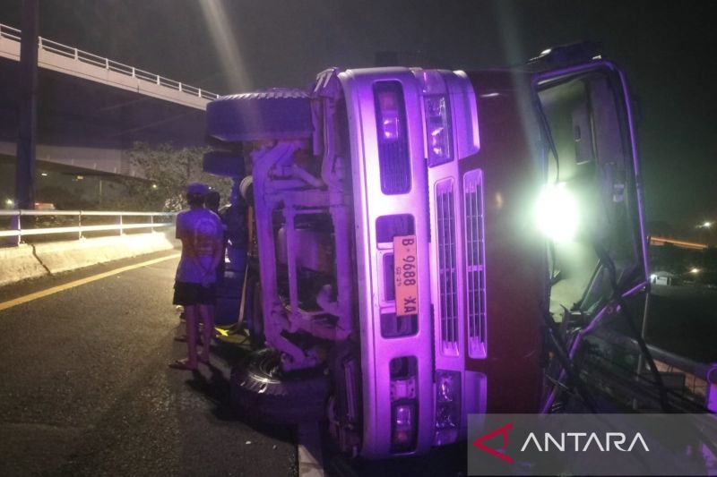 Truk Terguling di Tol Layang Tomang, Macet Parah Sepanjang Jalan S. Parman