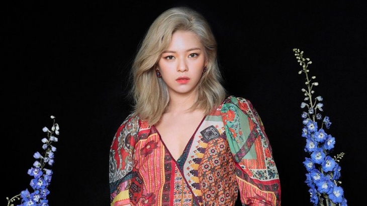Jeongyeon TWICE akan Duduk Saat Tampil di Konser 'Twice: World in A Day'