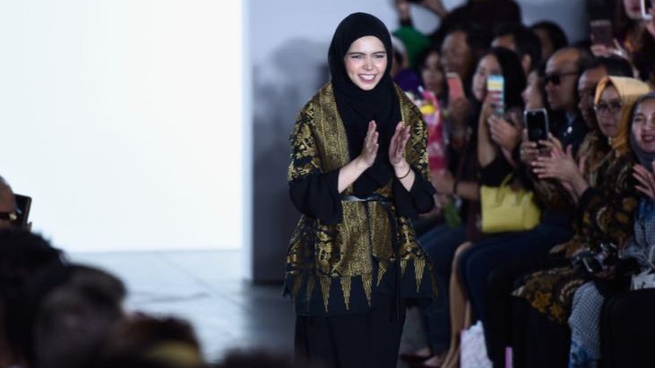 Karya Desainer Vivi Zubedi Curi Perhatian Pengunjung NYFW 2017