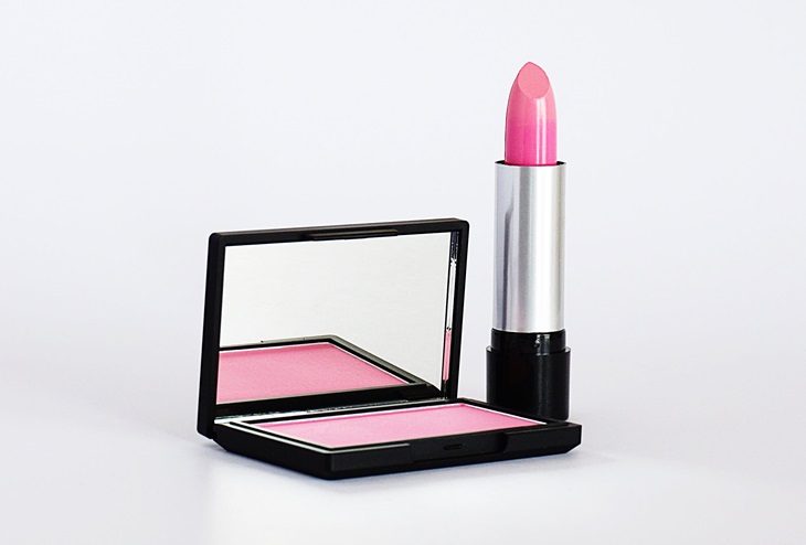 Menggantikan blush on dengan lipstik kesayangan kamu. (Foto: Pexels/Suzy Hazelwood)