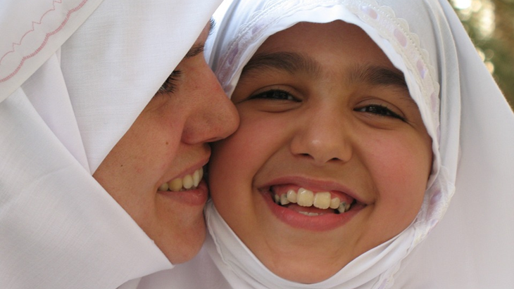 Ibu dan anak dengan busana putih. (Pixabay/ ebrahim)