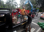 Pedagang Hewan Peliharaan Pasar Barito Evakuasi Barang Dagangan
