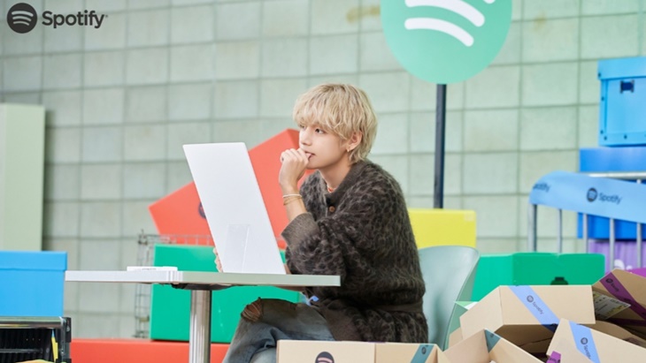 Multitasking, V BTS Kenalkan Album 'Layover' Sambil Bermain dalam Spotipoly