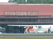 Plafon Bandara Syamsudin Noor Runtuh Diterjang Angin