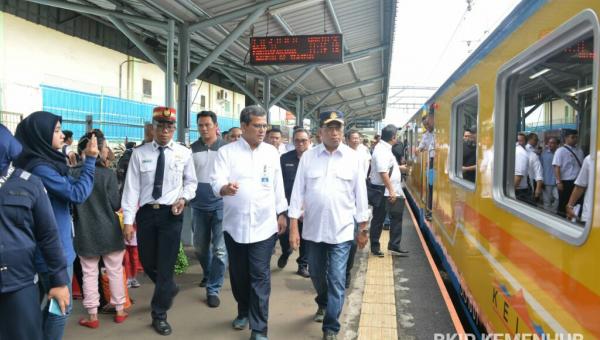 Menhub Budi Karya Sumadi saat meninjau Infrastruktur Perkeretaapian di Provinsi Banten, Sabtu (18/1). (Foto: Kemenhub)