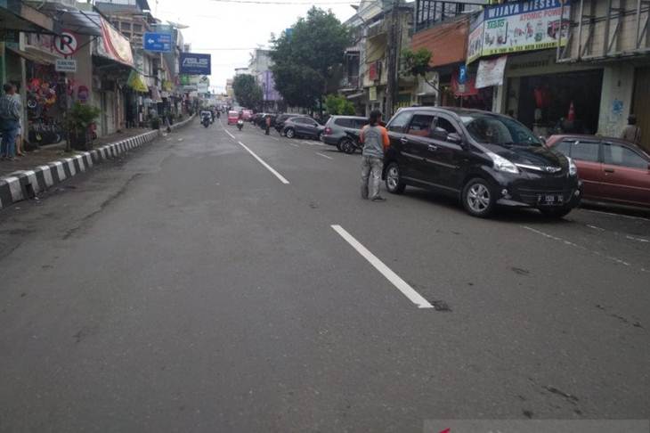 Aktivitas di Jalan Ahmad Yani Kota Sukabumi, Jawa Barat yang merupakan pusat perekonomian dan keramaian biasanya ramai warga hilir mudik, saat ini semakin lengang setelah merebak COVID-19. ANTARA/Aditya Rohman