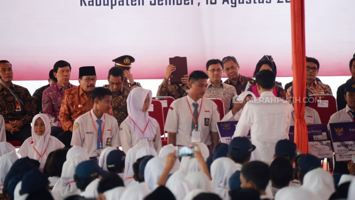 Bagikan Kartu Pintar, Jokowi: Ketahuan untuk Beli Pulsa Akan Dicabut