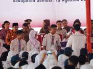 Bagikan Kartu Pintar, Jokowi: Ketahuan untuk Beli Pulsa Akan Dicabut