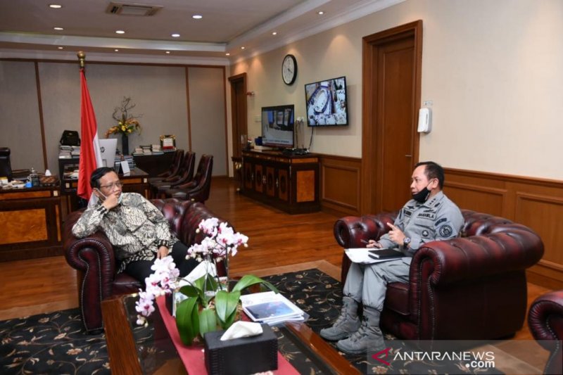 Kepala Bakamla dan Mahfud MD