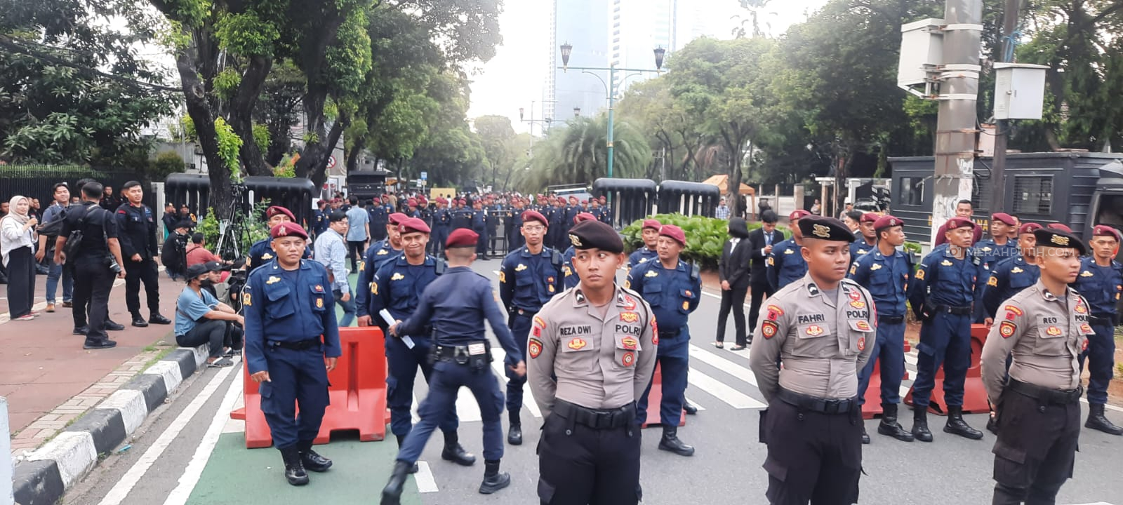Aparat Buat Pengamanan Berlapis Jaga Debat Perdana Capres di KPU