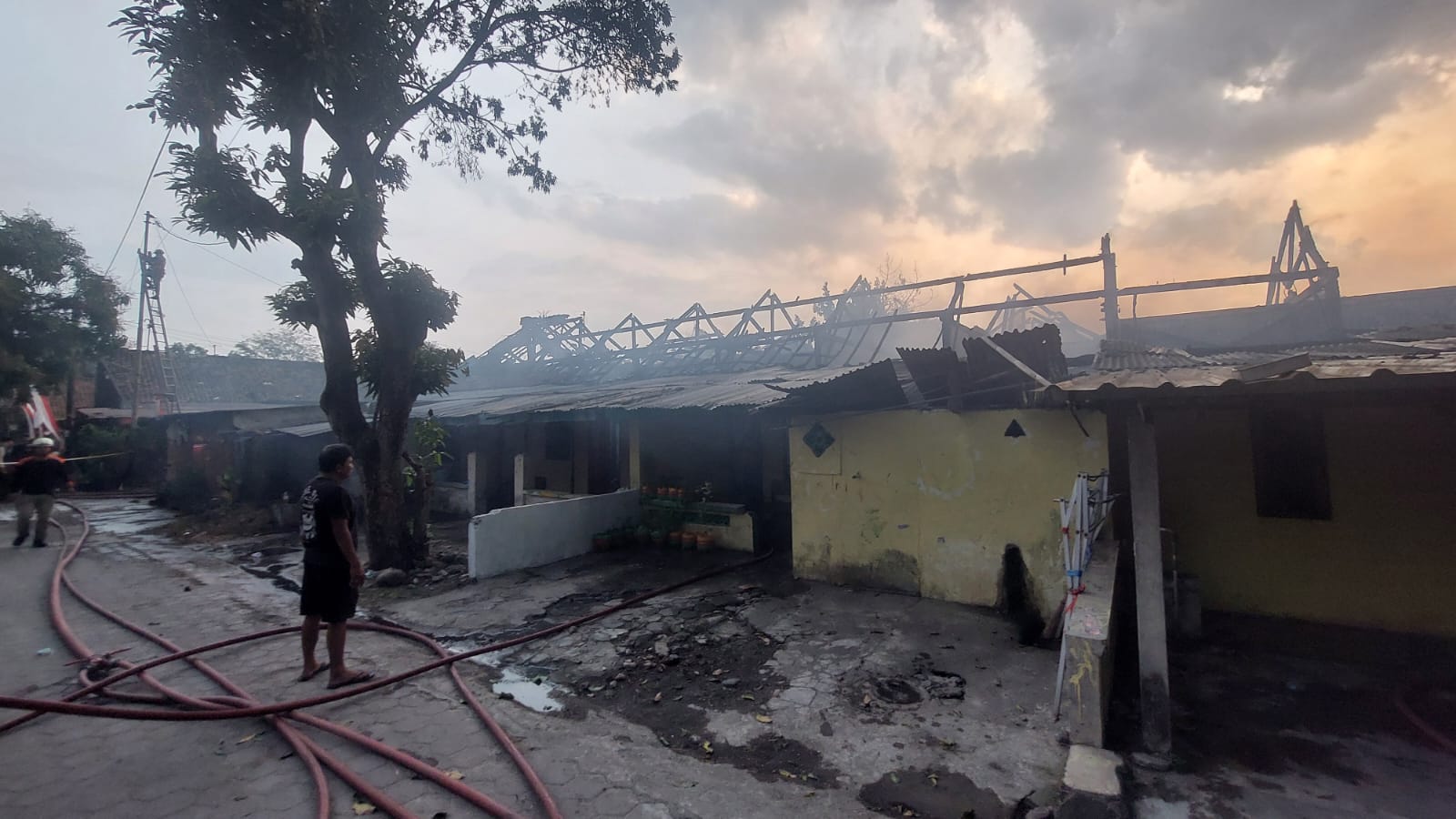 Obat Nyamuk Bakar Diduga Penyebab 12 Rumah Aspol Polresta Surakarta  Habis Dilahap Api