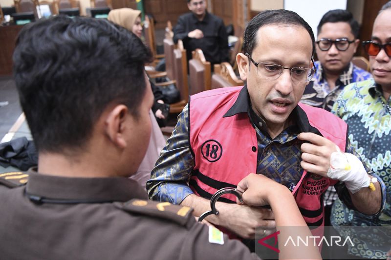 Permintaan Zoom Ditolak, Terdakwa Nadiem Makarim Jalani Sidang Pakai Infus
