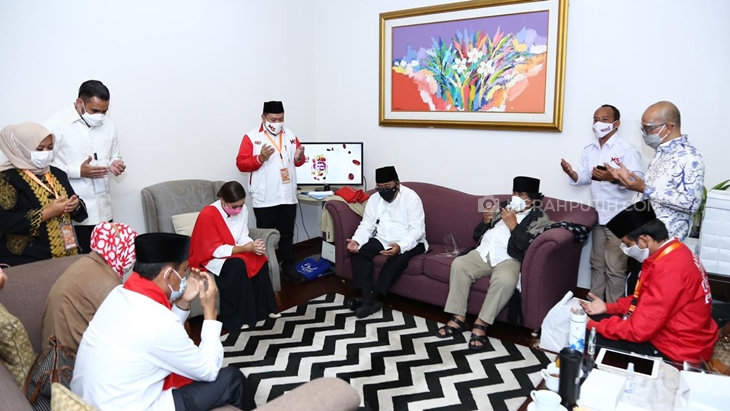 Pasangan calon Wali Kota dan Wakil Wali Kota Tangerang Selatan Muhamad- Rahayu Saraswati didampingi Rano Karno dan Jaja Miharja. (Foto: MP/Ponco Sulaksono)
