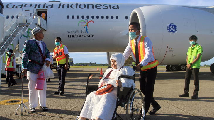 Seorang petugas membawa jemaah haji kloter pertama memakai kursi roda setibanya di Bandara International Minangkabau (BIM), Kamis (7/9). (ANTARA FOTO/Muhammad Arif Pribadi)