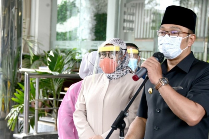 Fubernur Jawa Barat Ridwan Kamil meninjau Grand Asrilia Hotel, Kota Bandung, Senin (28/6/2021), yang sudah dijadikan sebagai tempat pemulihan pasien COVID-19. (ANTARA/HO-Humas Pemprov Jabar)