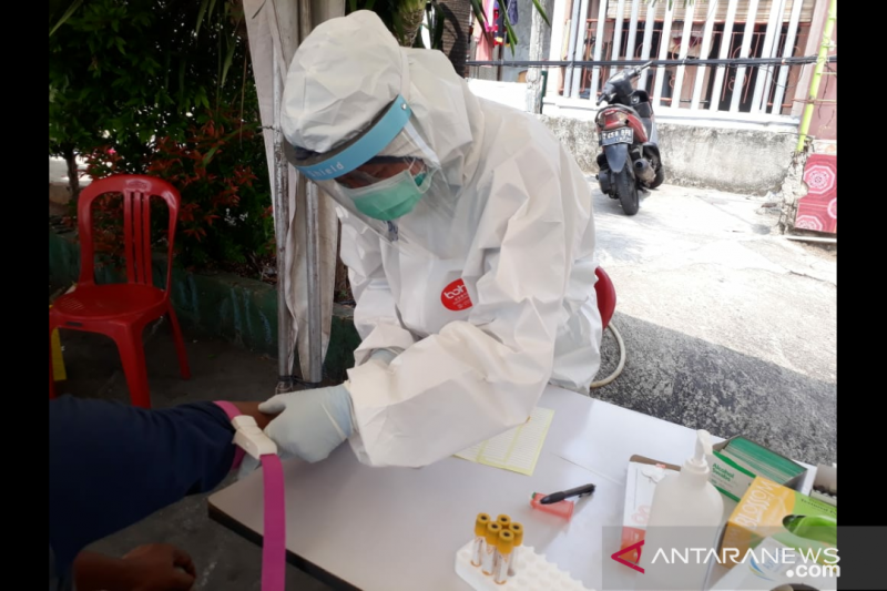 Petugas Puskesmas Grogol Petamburan mengambil sampel darah untuk tes massal COVID-19 di RW 14 Tomang, Grogol Petamburan, Jakarta Barat, Selasa (9/6/2020). (ANTARA/HO-Dokumentasi Kecamatan Grogol Petamburan)