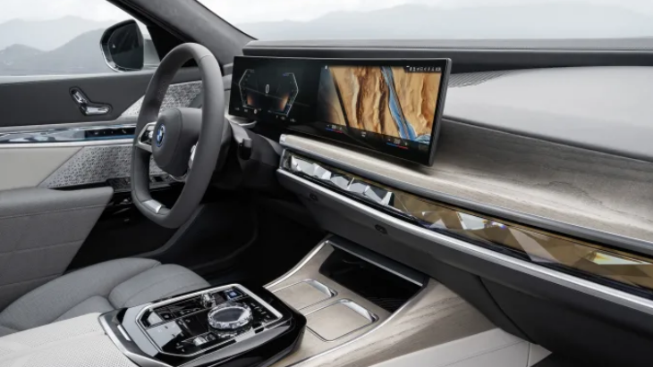 Design interior dari BMW i7 xDriver60 bagian pengemudi dilengkapi dengan layar canggih. (Foto: engadget)