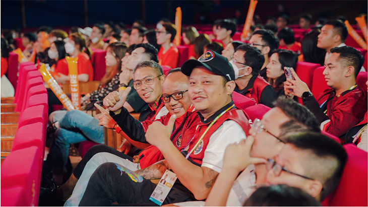 endahara Umum NOC Tommy Hermawan Lo menyaksikan langsung untuk memberikan semangat pada atlet e-sports Indonesia di final nomor Free Fire SEA Games 2021 Vietnam, Minggu (15/5). (foto: NOC Indonesia/MP Media/Louis Figo)
