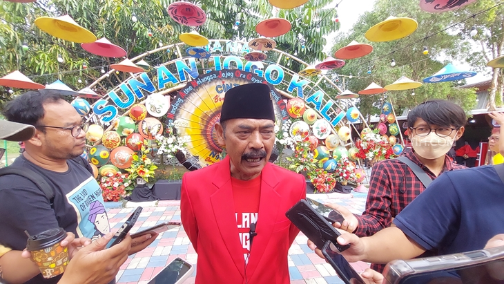 Rudy Kenang saat Cium Tangan Tjahjo Kumolo sambil Menangis