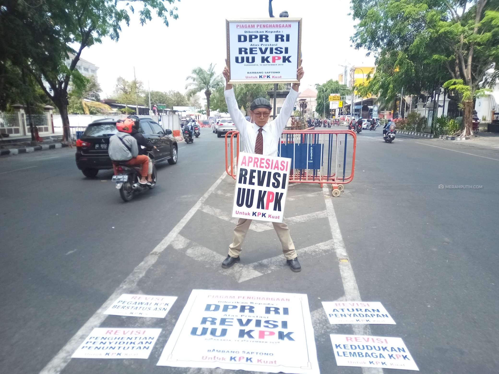 Dukung Revisi UU KPK, Warga Solo Gelar Aksi Tunggal Berikan Penghargaan pada DPR