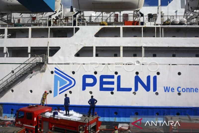KM Umsini Terbakar, Pemberangkatan Ribuan Penumpang dari Makassar ke Pulau Jawa Ditunda