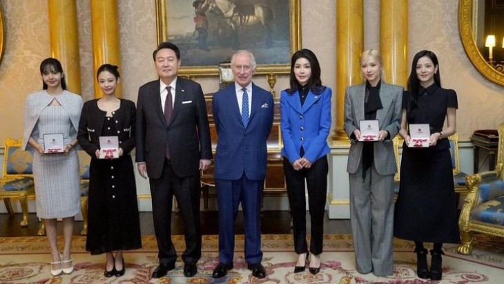 Tampil Apik dengan Gaya Formal Chic ala BLACKPINK