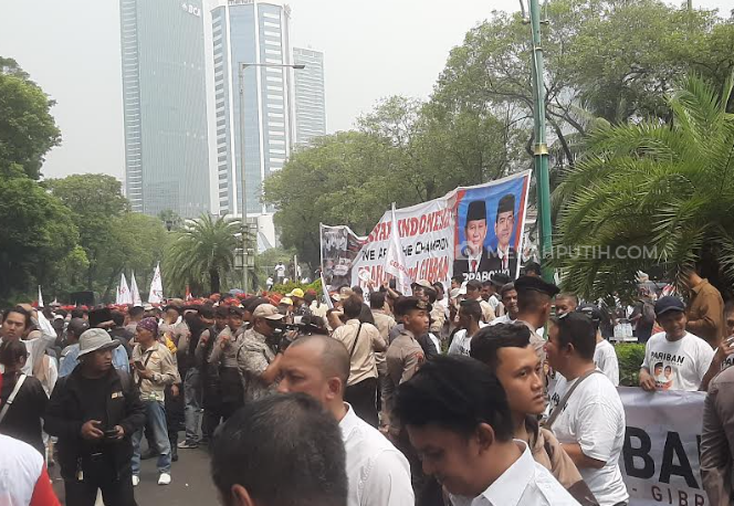 Ribuan Pendukung Prabowo-Gibran Blokade Jalanan Depan Gedung KPU