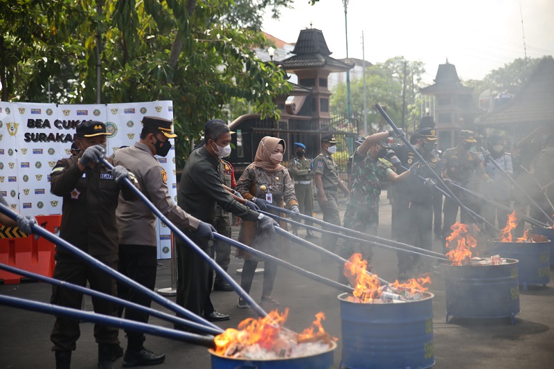 Kantor Bea dan Cukai Surakarta, Jawa Tengah telah memusnahkan barang-barang ilegal hasil sitaan, Selasa (30/11). (MP/Humas Bea Cukai Solo)