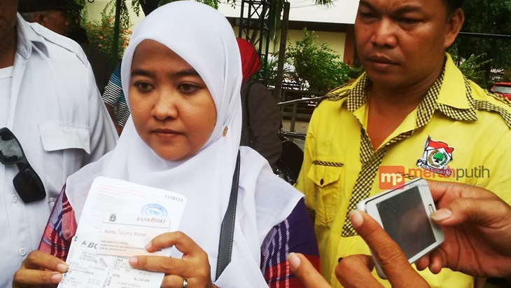 Ibu Yusri Isnaeni, pengguna Kartu Jakarta Pintar (KJP), di Gelanggang Jakarta Utara, Senin (14/12). (Foto: MerahPutih/Fachruddin Chalik)
