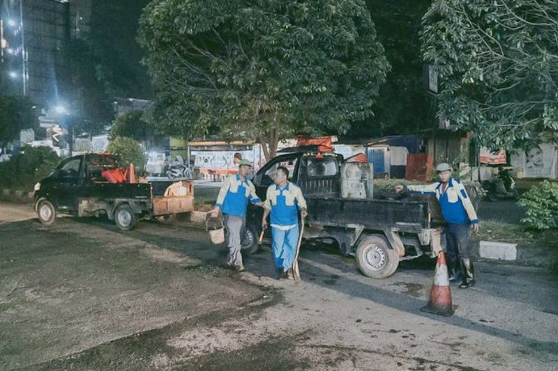 Ridwan Kamil Tambal Jalan Rusak Jelang Mudik